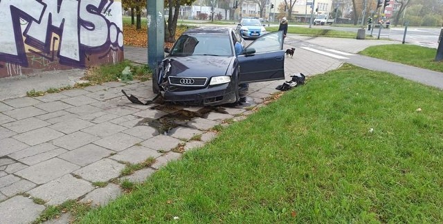 Prawie 3 i ponad 2 promile alkoholu w organizmie mieli dwaj obywatele Ukrainy, którzy w niedzielę (1 listopada) rozbili samochód na sygnalizatorze świetlnym przy rondzie Broniewskiego (u zbiegu ul. Broniewskiego i ul. Niższej). Gdy na miejsce przyjechali policjanci, żaden nie przyznał się do kierowania. Czytaj więcej na następnej stronie