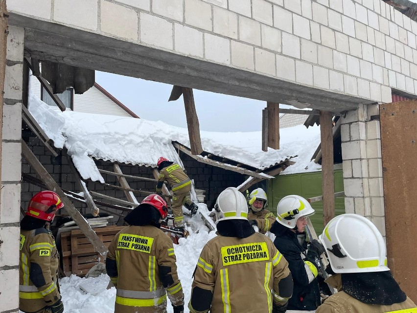 W Zdanowie w powiecie sandomierskim zawalił się dach budynku. W środku były samochody oraz maszyny rolnicze