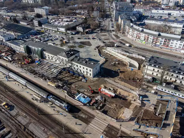 Wypadek na remontowanym dworcu kolejowym w Białymstoku. Dwie kobiety spadły z peronu
