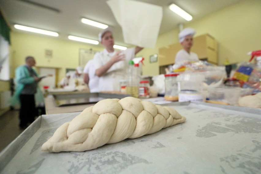 Turniej młodych piekarzy i cukierników. Uczniowie pokazali co już potrafią (ZDJĘCIA)