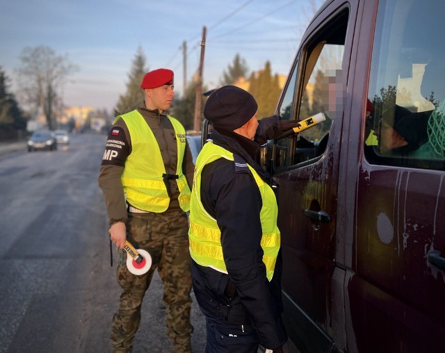 Na zdjęciu ostatnia akcja (14 lutego) policji wspomaganej przez Żandarmerię Wojskową pod nazwą „Trzeźwy kierujący” na drogach powiatu bydgoskiego.