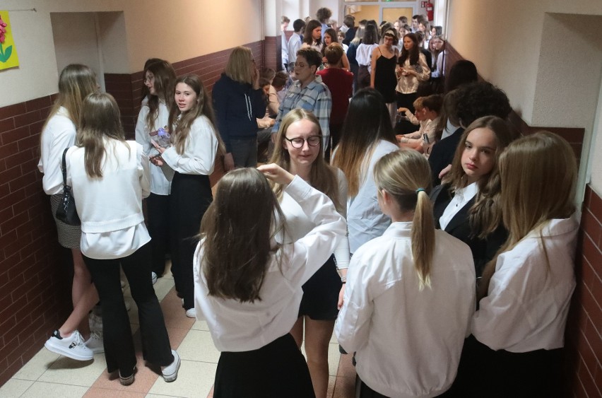 Szczecińscy uczniowie rozpoczęli egzamin ósmoklasisty 2022. Przed nimi trzy dni zmagań. Dziś - język polski [ZDJĘCIA]