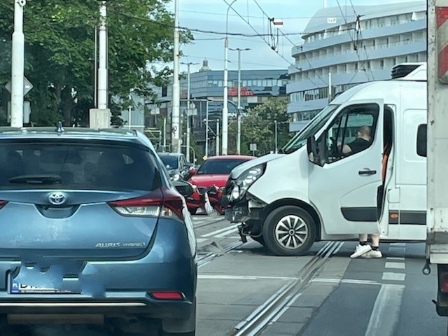 Dziś (24 maja) przed godziną 9:00 na ul. Traugutta kierowca busa potrącił motocyklistę. W następstwie wypadku tworzą sie korki. Tramwaje mają objazdy.
