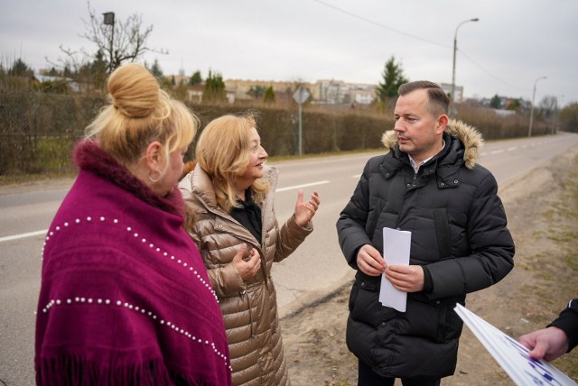 Kandydat na prezydenta Henryk Dębowski poruszył temat braku chodnika przy ulicy Piasta.