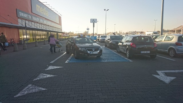 - Zobacz, jak kierowca taksówki parkuje samochód w niedozwolonym miejscu, przeznaczonym dla osób niepełnosprawnych. Parking przy CH Auchan w Krasnem koło Rzeszowa - pisze autor zdjęcia.