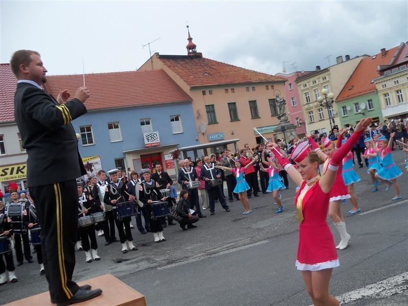 Do Bialej przyjechalo dziesiec orkiestr detych i sześc grup...