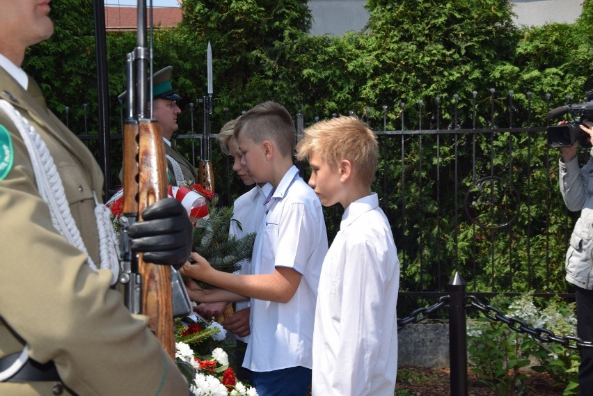 Hołd dla 30 ofiar pacyfikacji Radwanowic w miejscu kaźni hitlerowskiej. Wspomnienia bestialskiego mordu [ZDJĘCIA] 