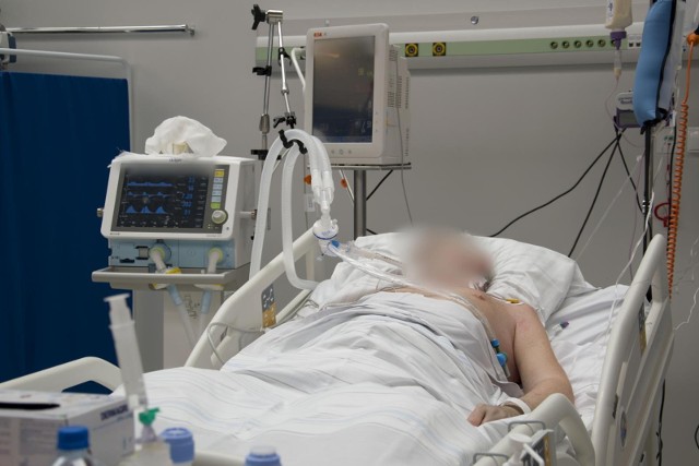 Według wicedyrektora szpitala klinicznego MSWiA, największym problemem czwartej fali COVID-19 jest niska dostępność łóżek respiratorowych.