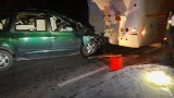 Tragiczny wypadek w Zalesiu. 86-latek wjechał seatem w tył autokaru. Zmarł w szpitalu