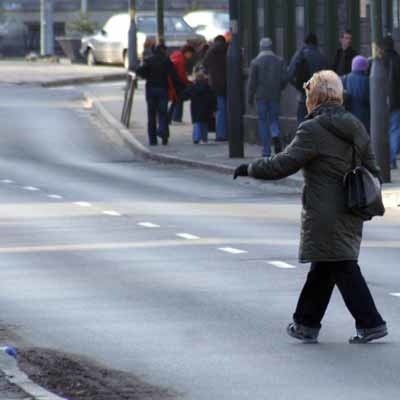 Przez ulicę Jana Pawła II ludzie przechodzą w różnych miejscach. Z jednej strony nie można się dziwić, skoro w najbardziej uczęszczanym punkcie brakuje pasów.