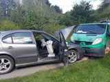 Wypadek pod Tarnowem. W Zalasowej czołowo zderzyły się samochód osobowy z busem. Interweniowały straż, policja i pogotowie ratunkowe