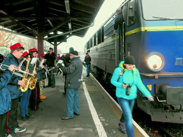 Na dworcu w Żarach pociąg pożegnano marszem żałobnym.