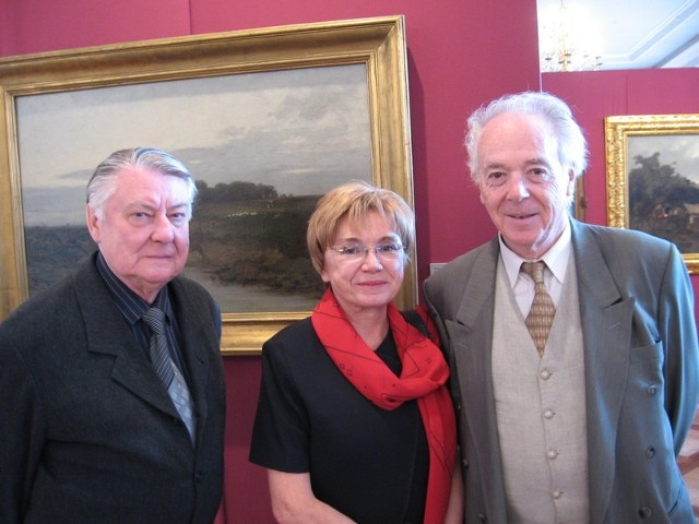 Wystawę tworzy głównie kolekcja wypożyczona przez Włodzimierza Odojewskiego i jego małżonkę, Barbarę Lewkowicz. Oboje byli obecni na otwarciu wystawy w muzeum. Obok nich (z prawej) Jarosław Abramow, znany dramaturg.