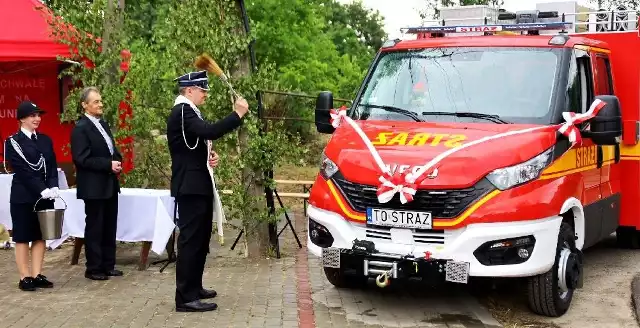 Poświęcenia samochodu dokonał ksiądz Grzegorz Gawęda, kapelan powiatowy strażaków.