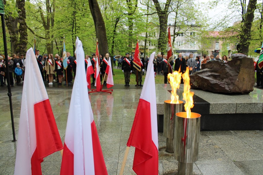 Przemarsz z wielką flagą ulicami Krzeszowic