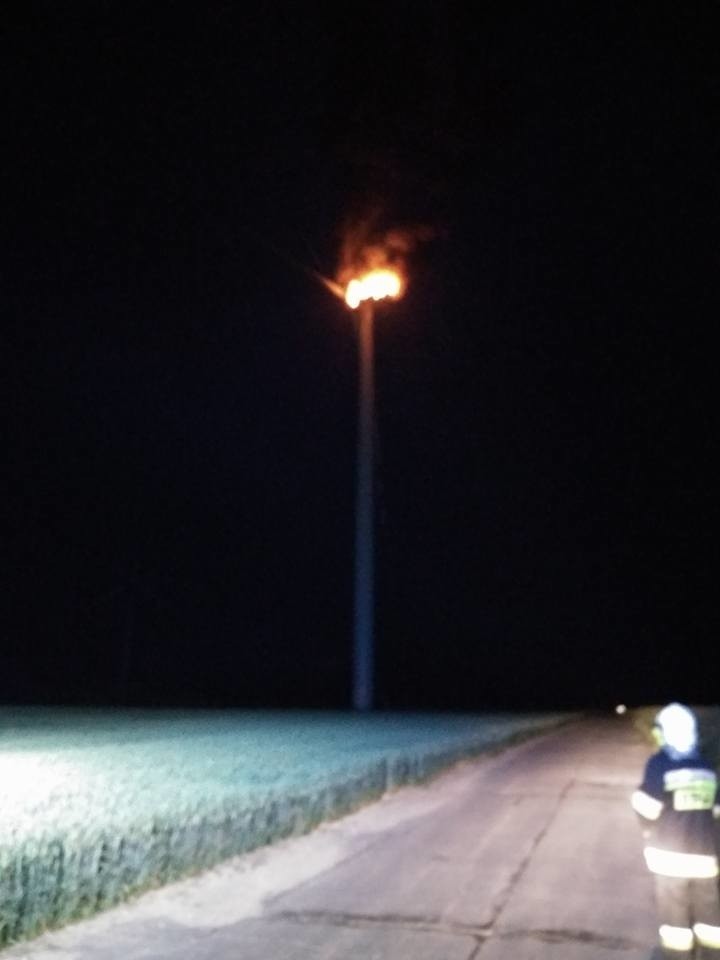 100-metrowy wiatrak w płomieniach (wideo, zdjęcia)
