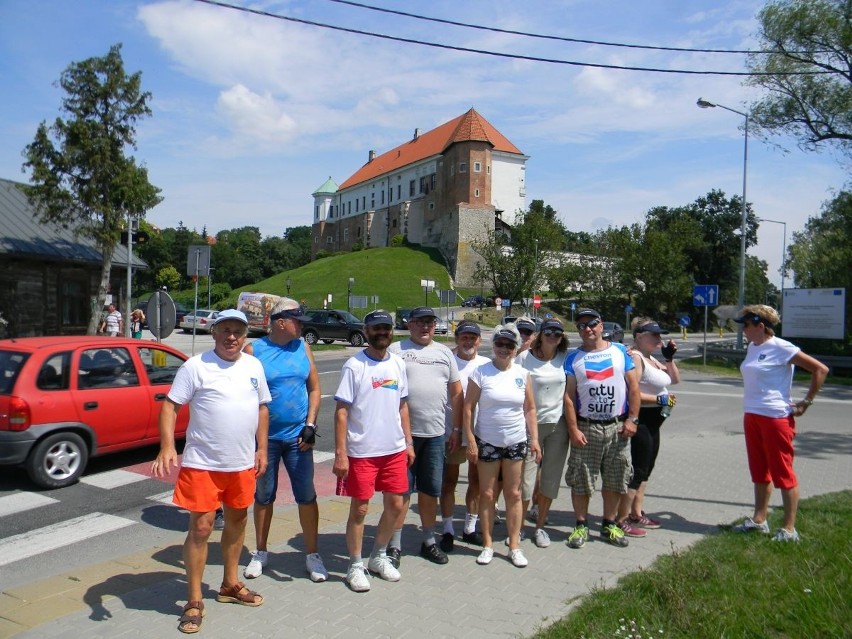 100 kilometrów na 100-lecie - seniorzy z Tarnobrzega na trasie rajdu niepodległości
