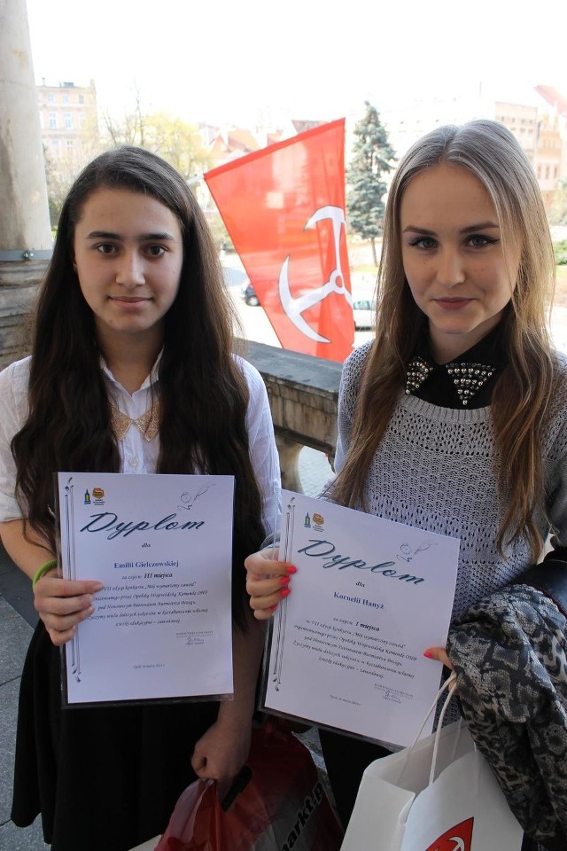 Kornela Hanyż (na zdjęciu z prawej) wygrała w konkursie "Mój wymarzony zawód", a Emilia Gielczowska zajęła w nim trzecie miejsce.