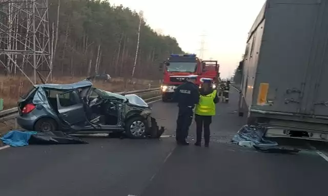 W czwartek, 5 grudnia, na drodze wojewódzkiej 484 między Bełchatowem a Kamieńskiem doszło do tragicznego wypadku. W Gałkowicach Nowych (gmina Kamieńsk) skoda fabia zderzyła się z ciężarowym mercedesem. Kierująca skodą 71-letnia kobieta została zabrana śmigłowcem Lotniczego Pogotowia Ratunkowego do szpitala do Łodzi.10-letniego chłopca, pasażera skody, zabrano do szpitala w Bełchatowie. Śmierć na miejscu poniosła 36-letnia pasażerka skody, mieszkanka powiatu piotrkowskiego.