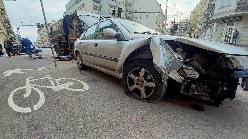 Wypadek dwóch aut na Jedności Narodowej we Wrocławiu. Uszkodzona sygnalizacja, nie jeździły tramwaje [ZDJĘCIA]