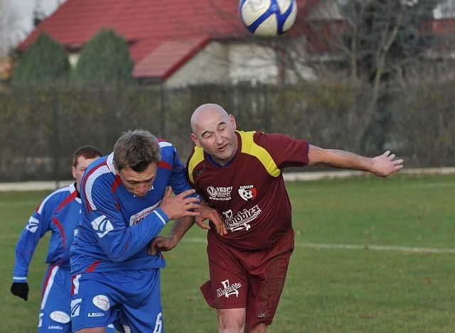 Obrońca ekipy z Rusocina Grzegorz Dańczyszyn (z prawej).