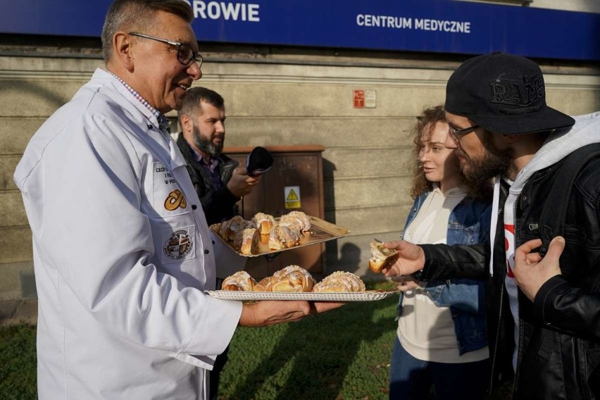 Poznańscy cukiernicy częstowali przechodniów rogalami świętomarcińskimi