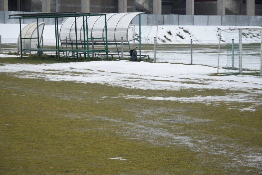 Śnieg i woda na boiskach treningowych przy Struga. Radomiak nie ma gdzie trenować? W poniedziałek mecz z Jagiellonią Białystok