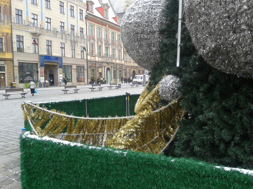 Wrocław, zniszczona choinka w Rynku