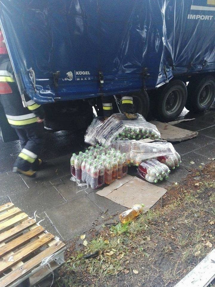 Zderzenie w Nowych Dworach. Soki Tymbarku zablokowały drogę