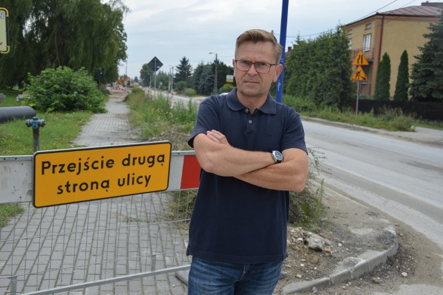 Grzegorz Cygonik i inni mieszkańcy ul. Tarnowskiej w Żabnie są zaniepokojeni postępem prac na drodze wojewódzkiej nr 973