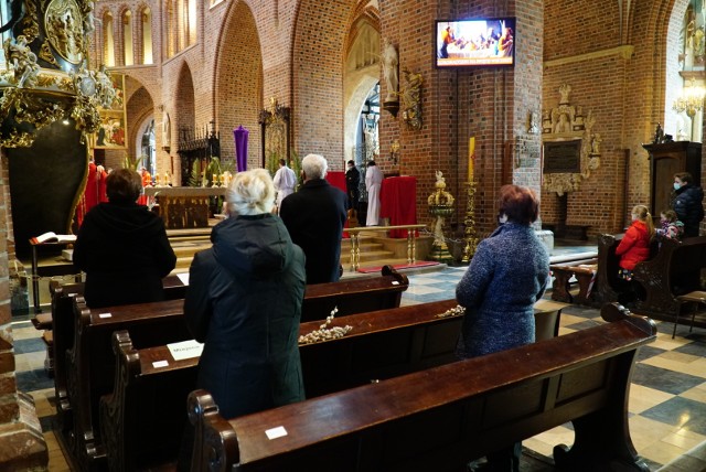 Obecnie w nabożeństwach może uczestniczyć jedna osoba na 20 m kw. przy zachowaniu odległości nie mniejszej niż 1,5 m. Ilu wiernych pojawiło się na mszach w poznańskich kościołach w Niedzielę Palmową? Zobacz zdjęcia ---->