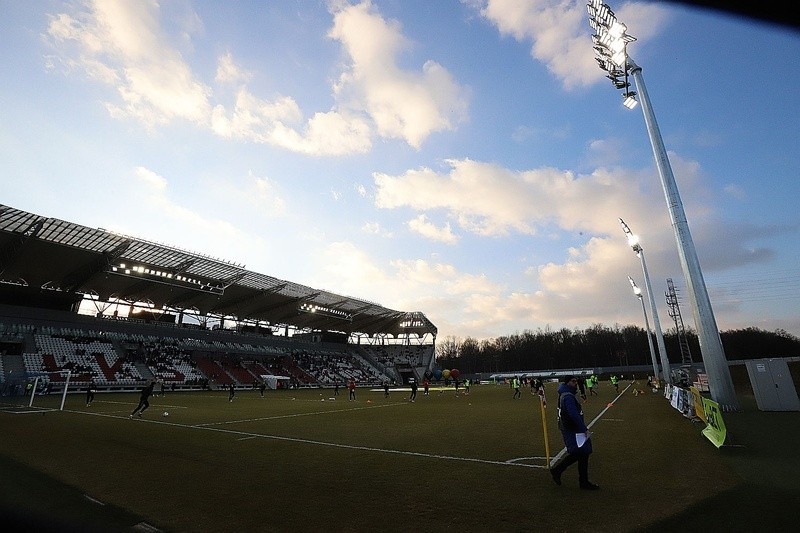 Piłkarska piersza liga. Tylko garstka kibiców Warty w Łodzi