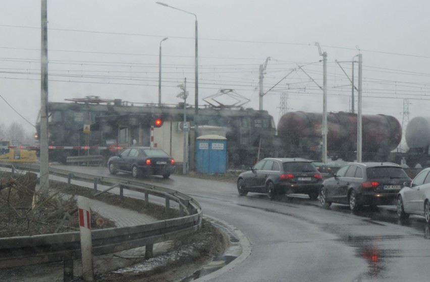 Małkinia Górna. Budowa wiaduktu drogowego na linii kolejowej Warszawa-Białystok. 24.03.2021. Zdjęcia