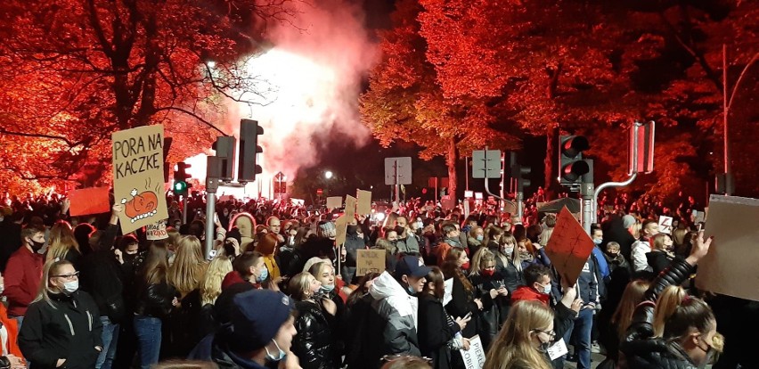 Olbrzymie tłumy protestujących na ulicach Słupska przeciwko...