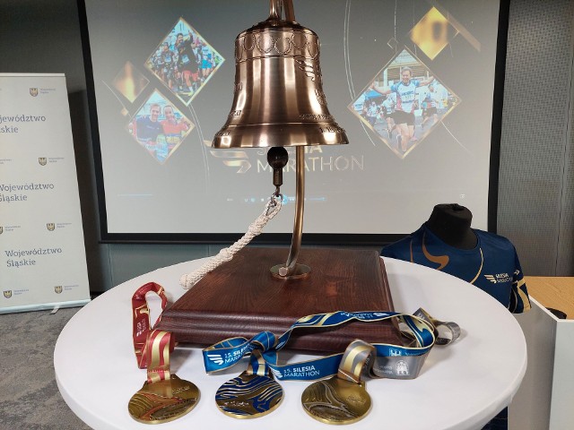 Na starcie jubileuszowej edycji Silesia Marathonu będzie bił ten dzwon, a najlepsi biegacze dostaną na mecie takie medale