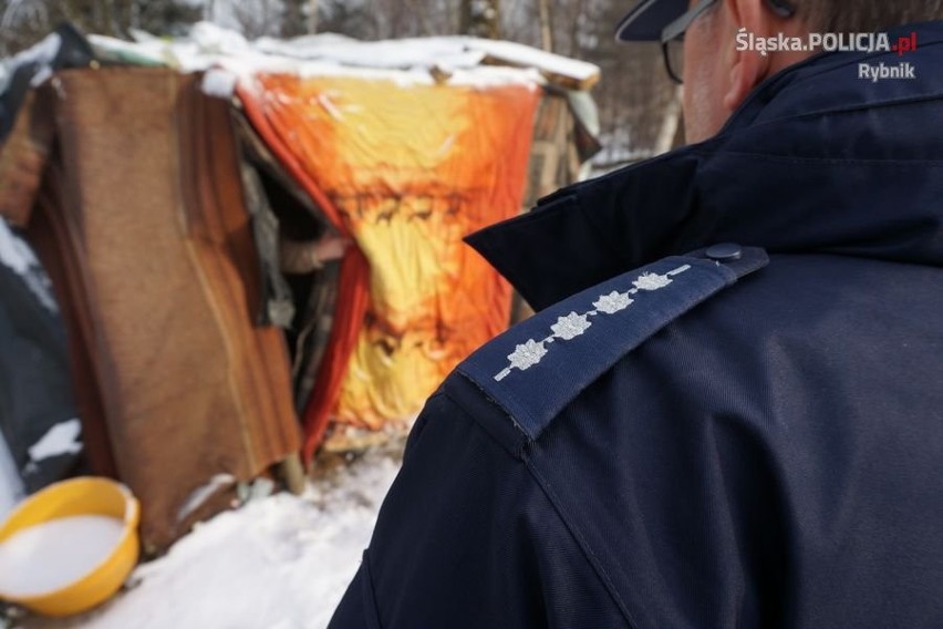 Pamiętajmy o pomocy dla bezdomnych. Policjanci kontrolują...