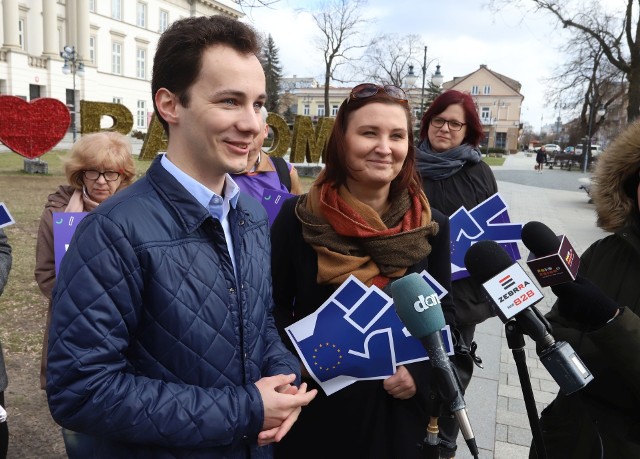 Jedynką na liście Wiosny w naszym okręgu wyborczym jest Paulina Piechna - Więckiewicz (na zdjęciu w środku).