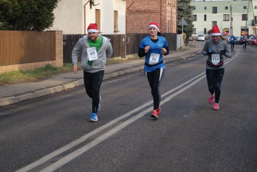 Mikołaje pobiegli dla Domu Kulejących Aniołów w Piasku