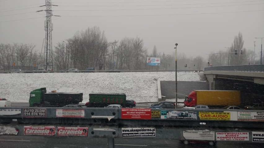 Atak zimy  woj. śląskim. Fatalne warunki na drogach. Ogromny korek na S86 w Katowicach i Sosnowcu. Autobusy utknęły. Są duże opóźnienia