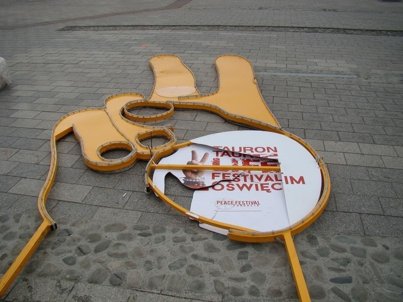 Oświęcim. Symbol Tauron Life Festival zniknął z płyty Rynku. Instalacja została zabrana przez wykonawcę do magazynu [ZDJĘCIA]