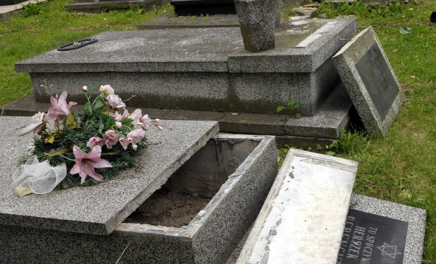 Wandale zniszczyli nagrobki na cmentarzu przy ul. Walecznych