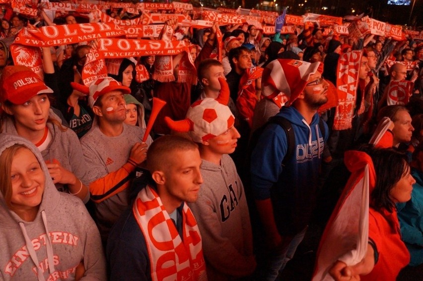 Polacy mistrzami świata! Tak po meczu bawią się Katowice. Kibice i fajerwerki [ZDJĘCIA, WIDEO]