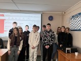 Uczniowie w Zespole Szkół w Sędziszowie uczą się podejmować decyzje biznesowe zarządzając wirtualnymi firmami