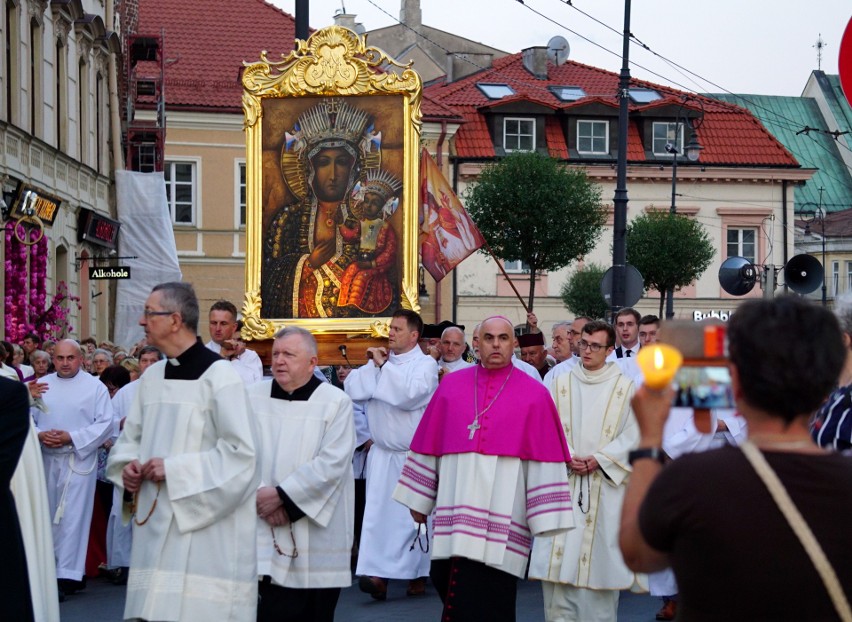 Tłum wiernych zgromadził się w Lublinie podczas uroczystości...