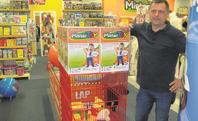 Rafał Kowalski, właściciel sklepu przy koszu na zabawki   