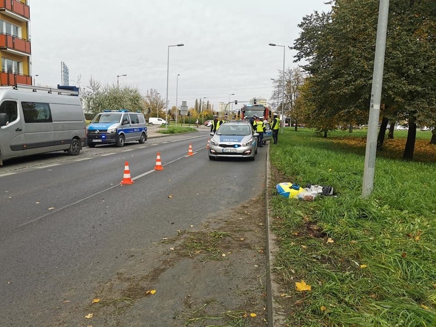 Wypadek na ulicy Wyszyńskiego w Bydgoszczy. Zginął ratownik medyczny [zdjęcia]