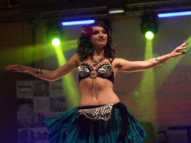 Taniec brzucha nie za często można oglądać w Białymstoku. Na zdjęciu Feniks Dance Show.