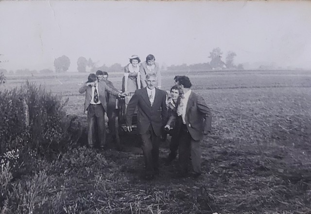 Wesele na wsi. To był 1976 rok. Uwieczniono "porwanie nowożeńców". Na zdjęciu: Zofia i Henryk Kosińscy