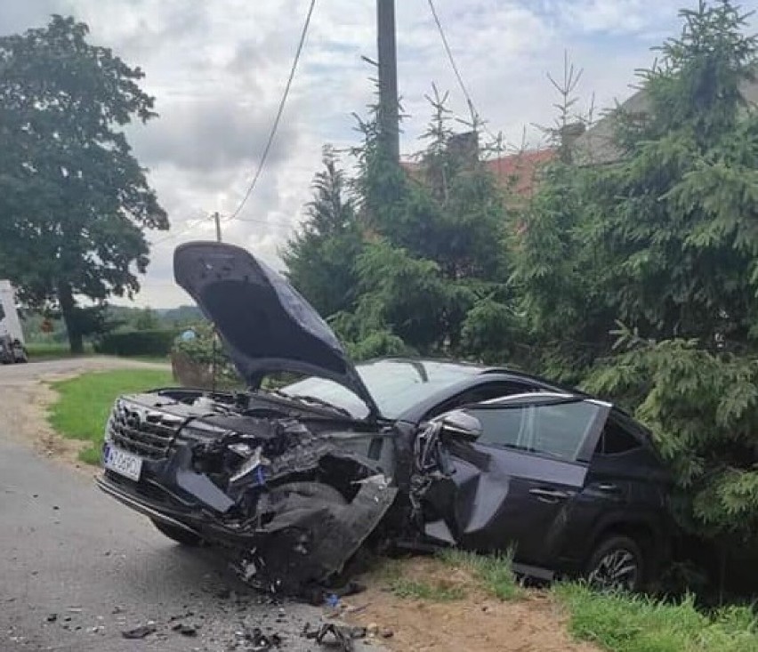 Wypadek w Nowej Karczmie 5.07.2021. Zderzenie czołowe na drodze wojewódzkiej nr 221. Jedna osoba ranna. Zdjęcia