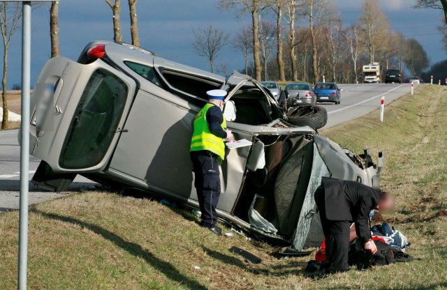 W Wielką Sobotę kierowca citroena, spoza Słupska, stracił panowanie nad autem. W rezultacie samochód dachował i wpadł do rowu. 